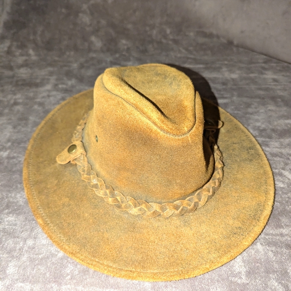 Vintage Henshel suede hat. Size M. Braided trim.